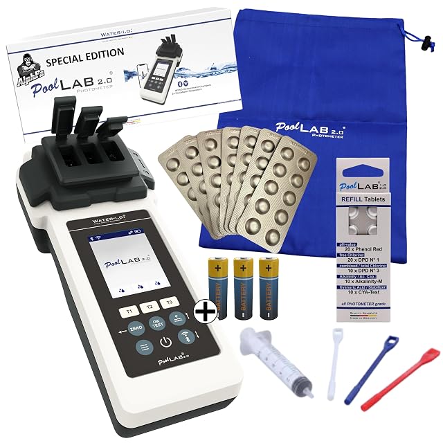 AlphFa-PoolLAB-2.0-Photometer mit beleuchtetem Farbdisplay, daneben fünf Arten von Reagenztabletten