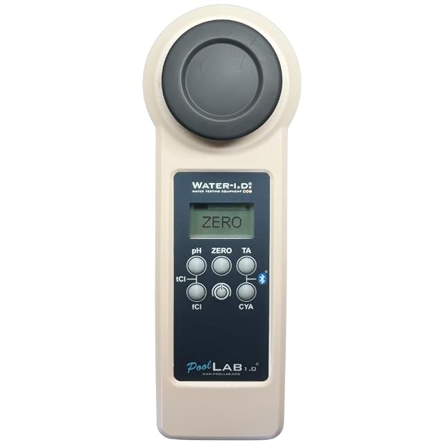 PoolLab-1.0-Handphotometer mit geöffneter Messkammer, daneben Reagenztabletten und Batterien